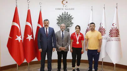 Avrupa Üçüncüsü Güreşçiyi Kutladı