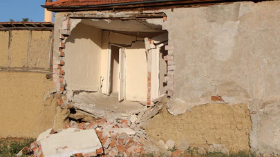 Evleri Yıkılan Aile Çocukları İle Sokakta Kaldı