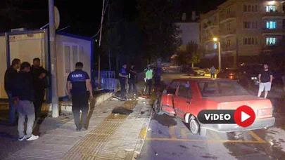 Otomobil Zabıta Kulübesine Daldı: 4 Yaralı