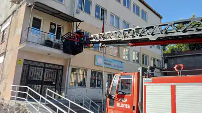 Balkonda Mahsur Kaldı, İmdadına İtfaiye Yetişti