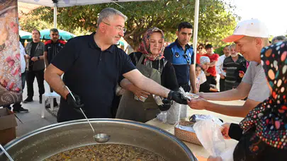 Belediye Aşure İkram Etti