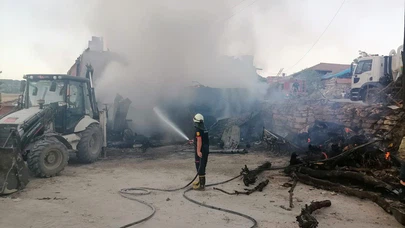 Elektrik Kontağından Çıkan Yangın Evi Küle Çevirdi