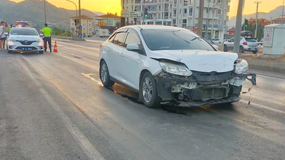 Kırmızı Işıkta Bekleyen Otomobile Başka Bir Araç Çarptı: 2 Yaralı 