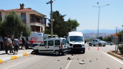 Minibüsle Çarpışan Hafif Ticari Aracın Sürücüsü Yaralandı