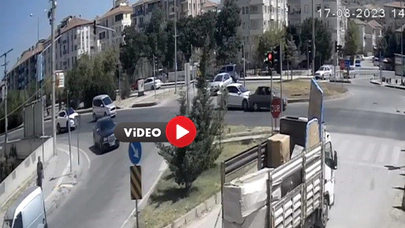 İki Otomobilin Çarpıştığı Kaza Güvenlik Kamerasında