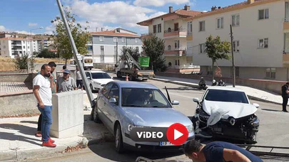 Çarpışan Otomobillerin Sürücüleri Yaralı