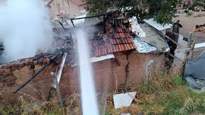 Yanan Ev Kullanılamaz Hale Geldi