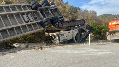Çorum'da İş Makinesi Yüklü Tır Devrildi: 2 Ölü 