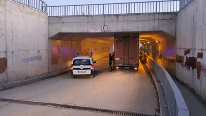 Çorum’da İlginç Olay, Kamyonet Altgeçide Sıkıştı
