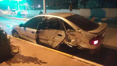 Çorum’da Otomobil Aydınlatma Direğine Çarptı