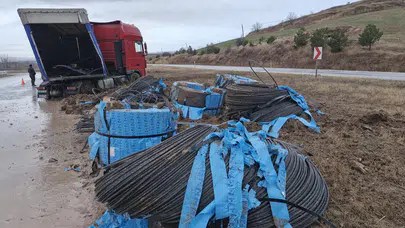 Çelik Halat Yüklü Tır Orta Refüje Çıktı