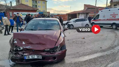 Otomobiller Çarpıştı: Üç yaralı