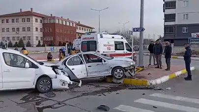 Otomobil ile Hafif Ticari Araç Çarpıştı