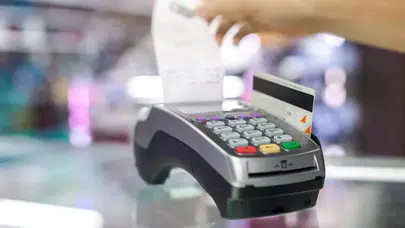 Yolda Bulduğu Kredi Kartıyla Alışveriş Yaptı, Polis Yakaladı