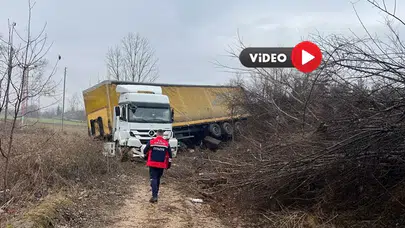 Çorum Yolunda Tır Devrildi