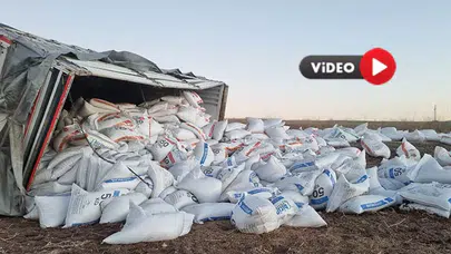 Çorum’da Yem Yüklü Tır Devrildi, Yolu Kapattı