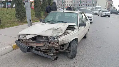 Binevler Kavşağında İki Otomobil Çarpıştı