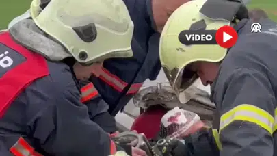 TIR ile Otomobilin Çarpıştığı Kazada Sürücü Sıkıştı, O Anlar Kamerada
