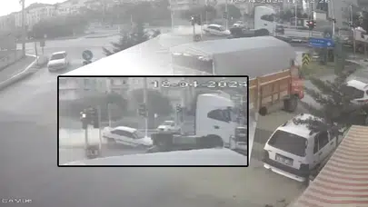 Tırın Sıkıştırdığı Otomobil Orta Refüje Çarptı
