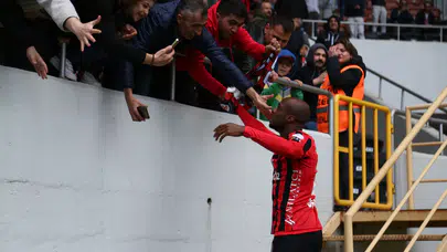 Gol Sevincini Taraftar ile Yaşadı