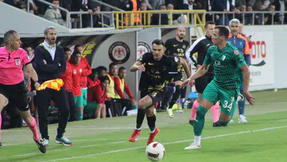 Serkan Özbalta Son 10 Maçta 3’üncü Kırmızı Kartını Gördü