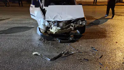 Otomobil ve Ticari Araç Çarpıştı