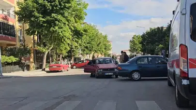 Ulukavak’ta Otomobiller Çarpıştı