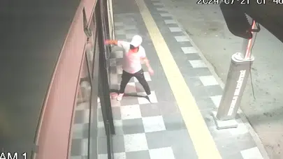 İş Yerinin Camlarını Taşla Kırdı, O Anlar Kamerada