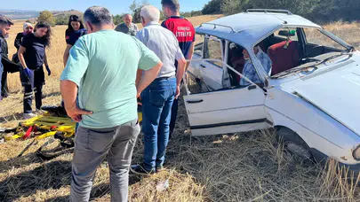 Otomobil Tarlaya Uçtu, Yaralılar Araca Sıkıştı