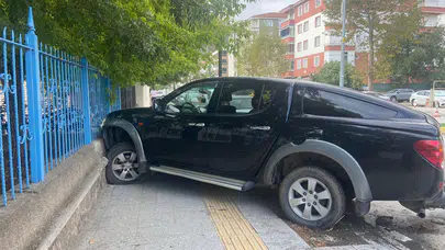 Kamyonet Okul Duvarına Çarptı