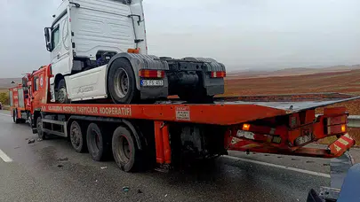 Otomobil Çekiciye Çarptı: Dört Yaralı