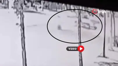 Hızla Gelip Kamyonete Çarptı, O Anlar Kamerada