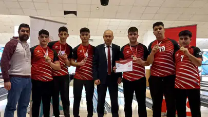 Tahtasız Bowlingcileri Tebrik Etti