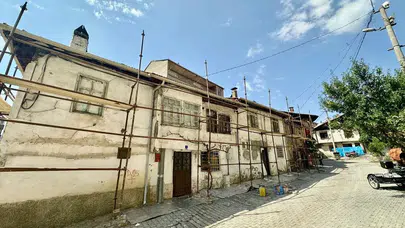 Tarihi Sokakların Cephesi İyileştiriliyor