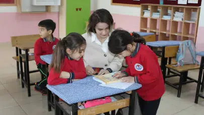 Kaymakam Nayman Öğrencilerle Sıraları Paylaştı