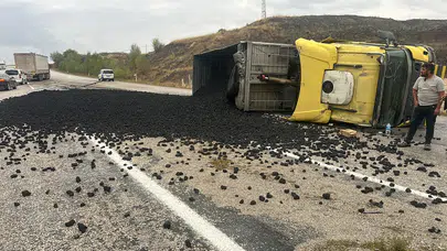 Çorum-Yozgat Kara Yolunda Tır Devrildi