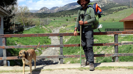 Köpeği "Yoldaş" ile yürüyerek gezdiği şehirlere fidan dikiyor