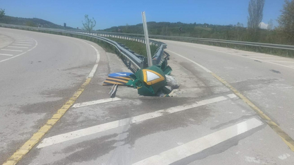 Sinop'ta bariyerlere çarpan otomobildeki 2 kişi yaralandı