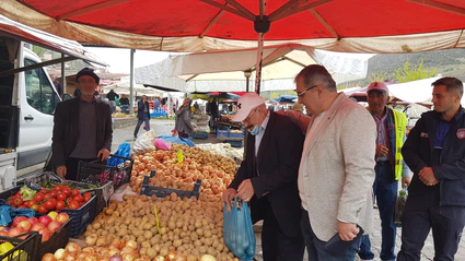Ünlü, Pazar Esnafı ve Vatandaşlarla Buluştu