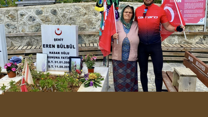 Çanakkale'den yola çıkan bisikletli, Trabzon'da Eren Bülbül'ün kabrini ziyaret etti