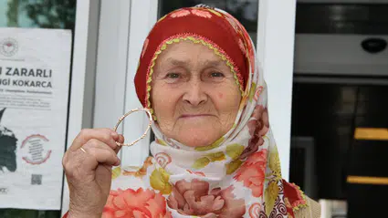 Giresun'da yaşlı kadın yolda bulduğu altın bilekliği belediyeye teslim etti