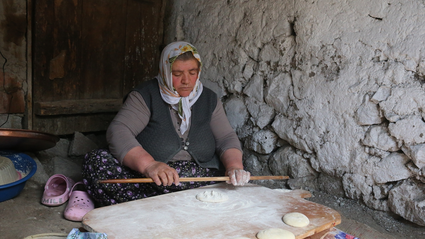 Bayramlarda misafirlere "iliçli sini böreği" ikram ediliyor