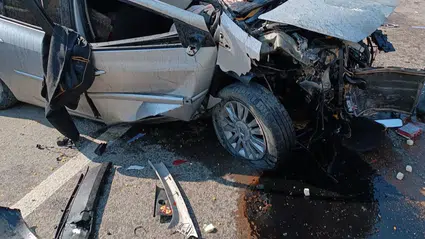 Karabük'te karşı şeride savrulan otomobilin camlı vanla çarpıştığı kazada 7 kişi yaralandı