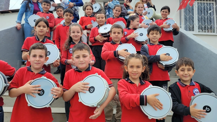 Samsun'da köy okulundaki çocuklar hediye edilen darbukalarla ritim tuttu