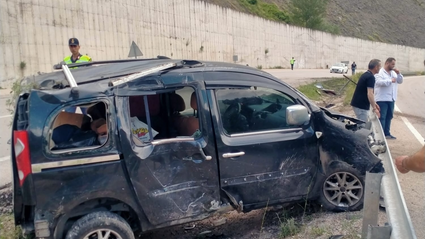Tokat'ta bariyerlere çarpan hafif ticari araçtaki 4 kişi yaralandı