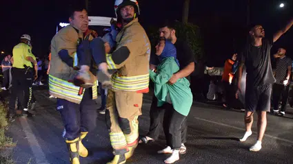 MANİSA - İşçi servisinin park halindeki tıra çarptığı kazada 20 kişi yaralandı
