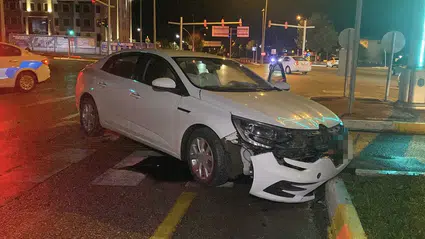Otomobil Refüje Çarptı: 1 Yaralı