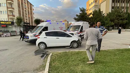 Otomobiller Çarpıştı: 2 Yaralı