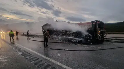Seyir Halindeki TIR Alev Alev Yandı