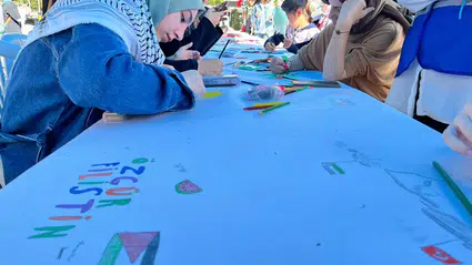 Minik Eller Filistinli Kardeşleri İçin Çizdi